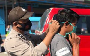 Read more about the article Kasus COVID-19 RI Ngegas Lagi, IDI Minta Aturan Pakai Masker Diperketat